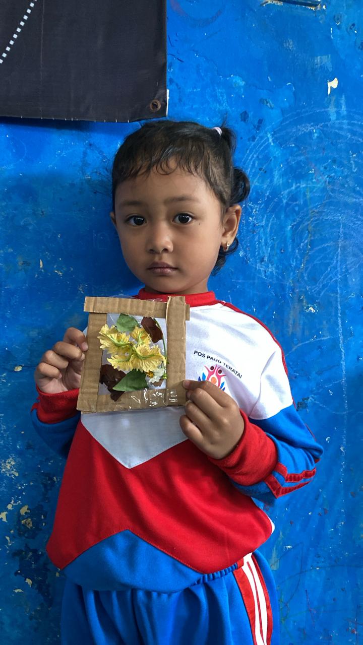 bingkai  bunga naura